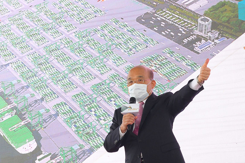 Premier Su Tseng-chang gives the thumbs-up at a ceremony officially launching construction of the seventh container terminal at Kaohsiung port Dec. 29 in southern Taiwan. (Courtesy of Executive Yuan)