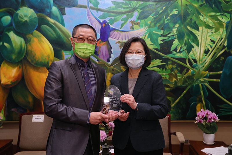 President Tsai Ing-wen (right) presents a gift to a representative from Taiwan’s solar power industry at the Presidential Office Jan. 21 in Taipei City. (Courtesy of PO)