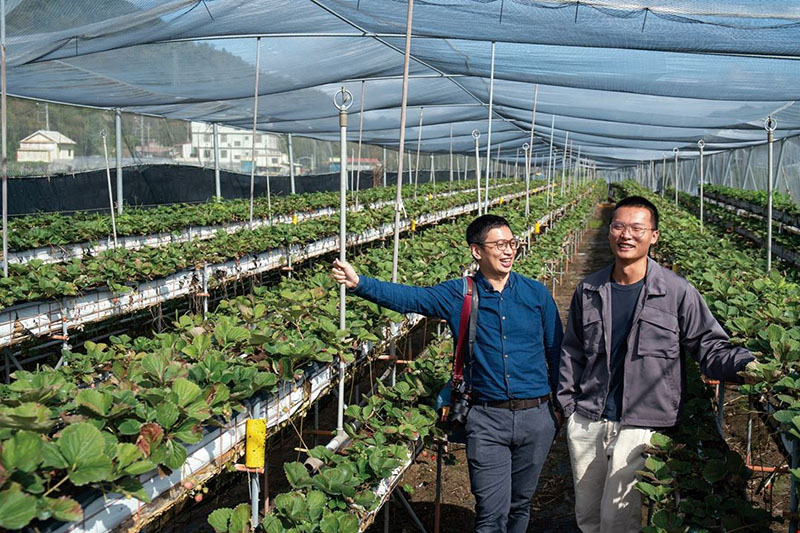 Marco Syu (left), who invariably goes and visits farmers during each production season, sees these farmers as partners who grow together with his business.