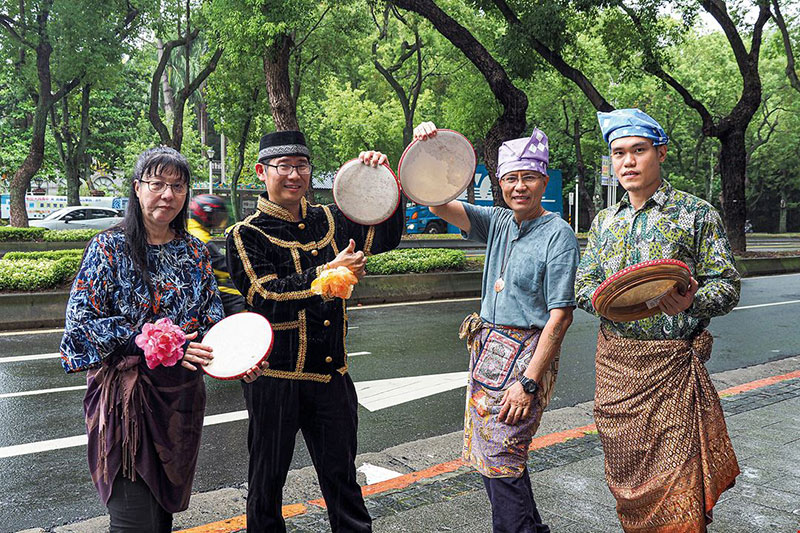 Ngo Jian Nam (second from left) has formed Tampo, a Malaysian hand drum troupe, with friends. Believing that music can transcend linguistic and national boundaries, they wish to share the beauty of their native country with Taiwanese people. (photo by Jimmy Lin)