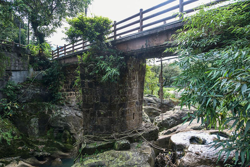 Still standing after many decades, this bridge pier was built using mortar made with sticky rice. Its longevity bears witness to the wisdom of earlier generations in understanding how to coexist with nature. The rocks under the bridge feature unusual “giant’s kettle” potholes.