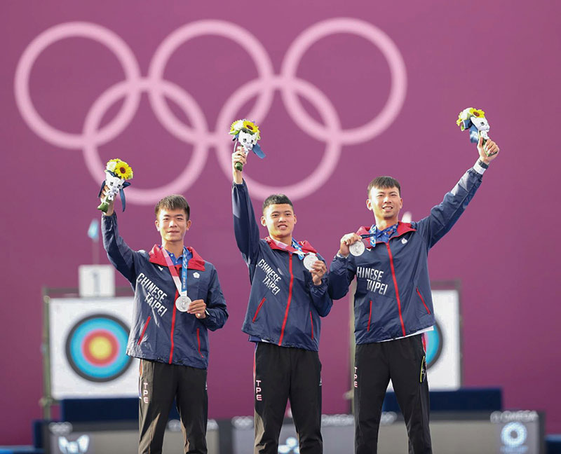 Tim panahan putra Taiwan tampil solid di Olimpiade Tokyo, mencatat serangkaian kemenangan pada babak 16 besar dan membawa pulang medali perak. (Foto: Direktorat Jenderal Olahraga, Kementerian Pendidikan)