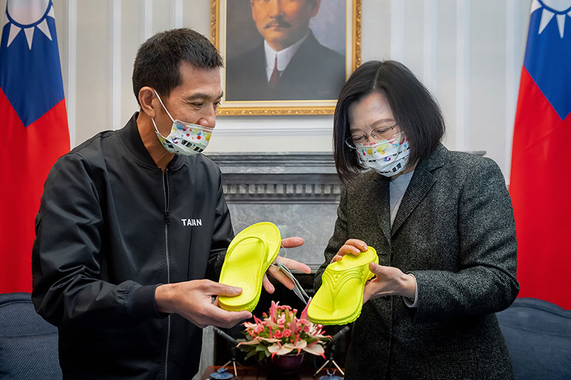 Ultramarathoner Lo Wei-ming successfully ran the world’s longest certified road race in New York in 2021. He became the first guest received by President Tsai Ing-wen on New Year’s Day 2022. (courtesy of the Office of the President)