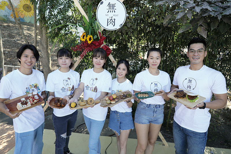 Penggagas Pasar No Meat – vegetarian fairs Chelsea Chang (kiri no.3) bersama para relawan menebarkan ajakan bervegetarian.