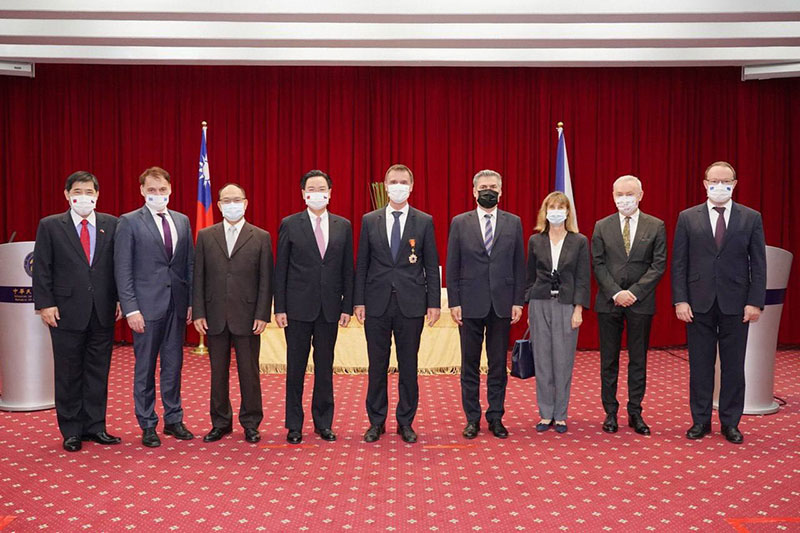 吳部長與朗樂代表會後與歐洲駐台機構出席代表合影留念。（左起：外交部歐洲司司長陳立國、歐洲經貿辦事處副處長雍青龍（Thomas JÜRGENSEN）、外交部政務次長曾厚仁、外交部長吳釗燮、朗樂代表、波蘭臺北辦事處處長高則叡（Cyryl Kozaczewski）、盧森堡台北辦事處處長貝檀雅（Tania Berchem）、法國在台協會主任公孫孟（Jean-François CASABONNE-MASONNAVE）、匈牙利貿易辦事處代表羅林（Daniel Csaba Lorincz）