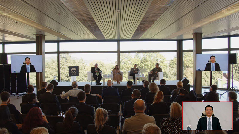 外交部吳部長釗燮以視訊方式出席2022年公元兩千論壇（左起：德國籍歐洲議會議員Reinhard Bütikofer、本場會議主持人Myroslava Gongadze、波蘭籍歐洲議會議員Anna Fotyga、捷克智庫解析中國總監Martin Hala）