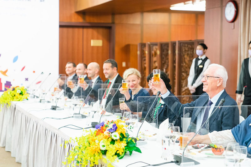 捷克參議院「教育、科學、文化暨請願委員會」主席德拉霍斯暨全體團員向吳部長敬酒。