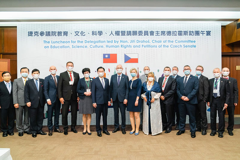 吳釗燮部長與捷克參議院「教育、科學、文化暨請願委員會」主席德拉霍斯等所有訪團成員合影。