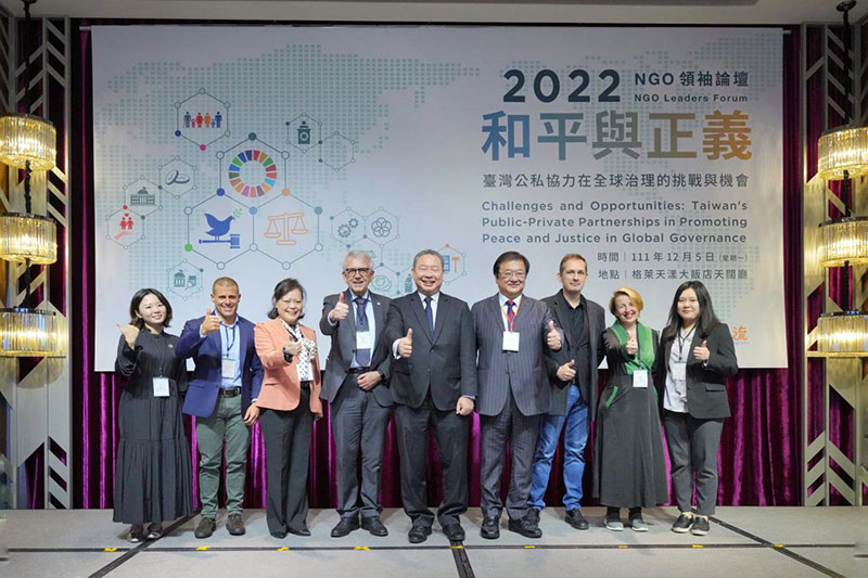 外交部常務次長俞大㵢與知名國際非政府組織（INGO）代表合影。左起：「泰朗全球」在台辦事處代表人香葉村萌、「國際共和研究所」（IRI）亞洲區資深顧問Stephen Cima、外交部NGO國際事務會執行長王雪虹、「世界醫師會」秘書長Otmar Kloiber、俞次長、台灣醫師會榮譽理事長邱泰源、「無國界記者組織」（RSF）東亞辦事處執行長Cédric Alviani、「保護衛士」研究主任Dinah Gardner、「歐洲價值安全政策中心」（EVC）在台辦事處專案經理柯亮羽