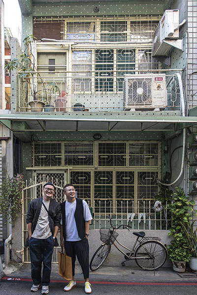 Laco Yang (left) and Hsin Yung-sheng (right) created the “Old House Face” Facebook fan page, starting a trend for searching out decorative lattices. (photo by Kent Chuang)