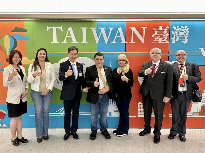 誠摯歡迎巴拉圭衛福部長波爾巴（Julio Borba）(中)伉儷率團訪台！