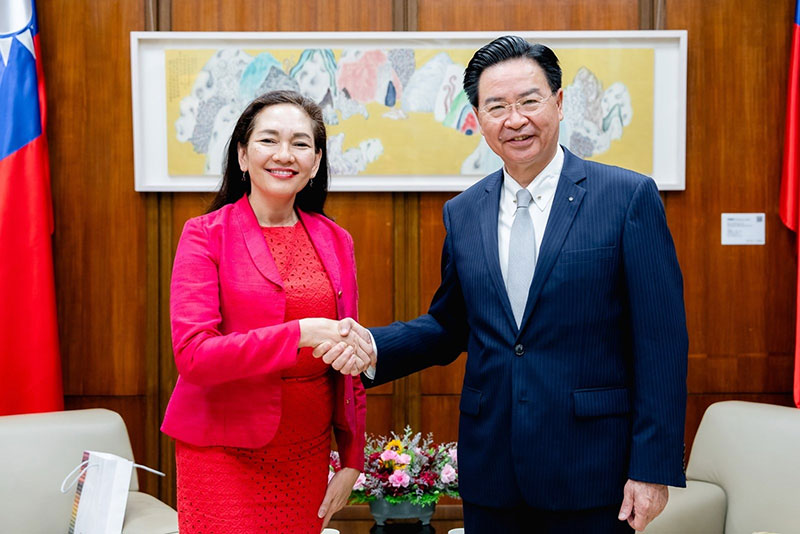 外交部長吳釗燮與菲律賓參議員洪迪薇（Risa Hontiveros）於會後合影。