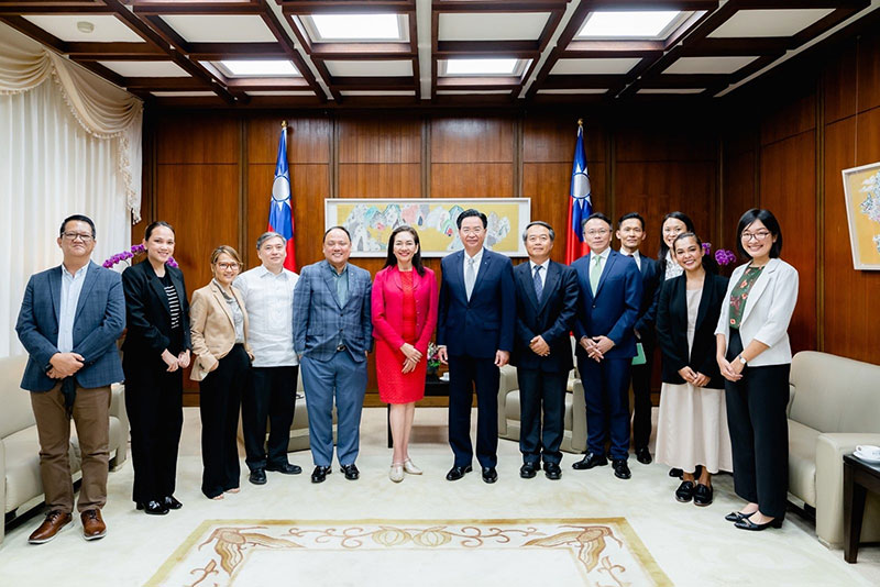 外交部長吳釗燮與菲律賓參議員洪迪薇（Risa Hontiveros）訪團乙行合影。