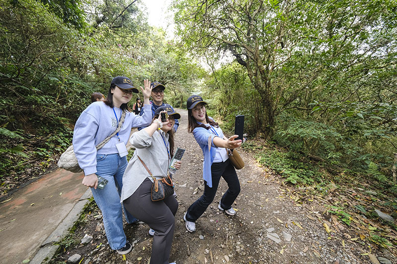 Yangmingshan’s Erziping Trail is easy to hike. Young members of the visiting group from Gyeongju National Park are shown here taking playful commemorative photos on the trail.