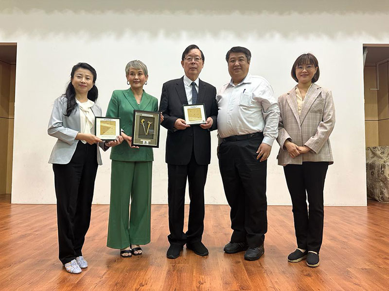 汶萊台商會柯會長勝倫(右二)致贈感謝牌予中國醫藥大學附設醫院訪團