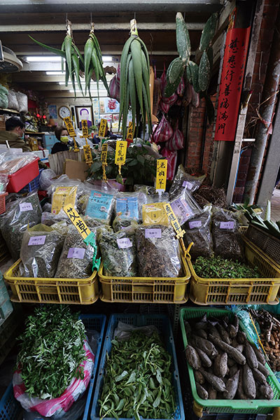 Di toko obat herbal, dijual herbal kering atau yang segar.