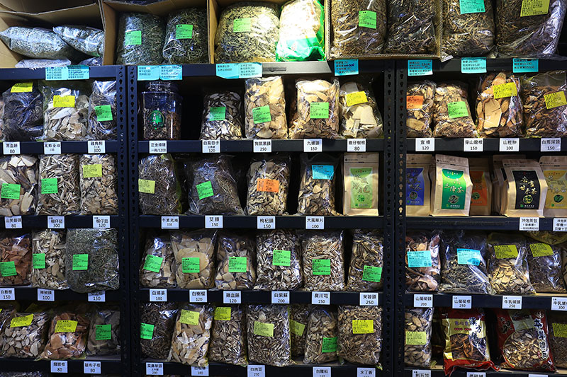 Toko herbal mungil tapi berisi ratusan jenis bahan obat herbal.