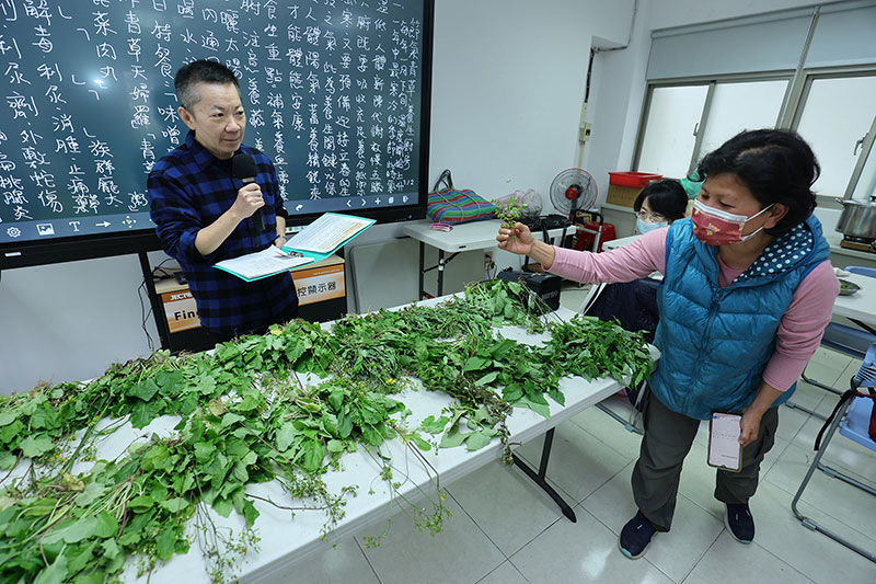 Dalam kelas Dasha Lee (kiri), para siswa belajar mengenal tanaman herbal, mencicipi kuliner herbal, membawa herbal masuk ke dalam kehidupan sehari-hari.