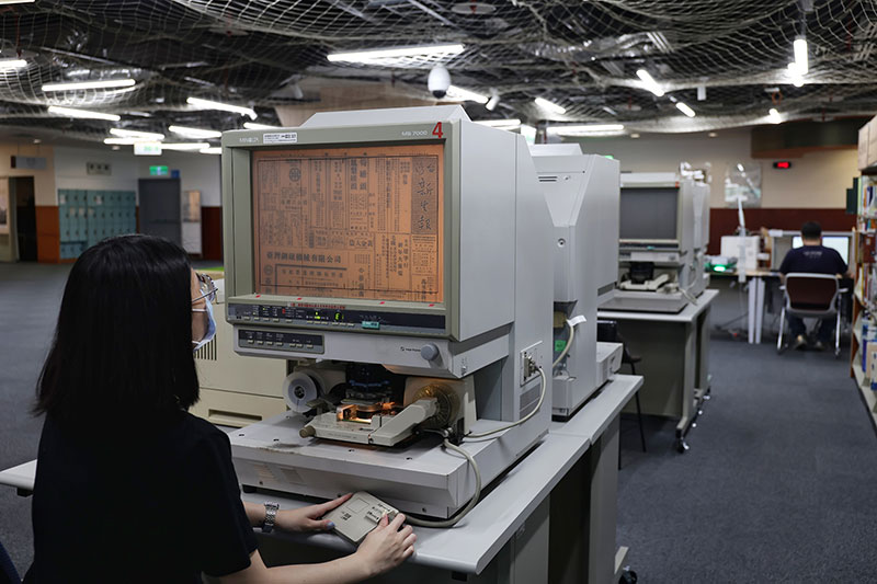 To facilitate archiving of newspapers, in the past they were photographed page by page in black and white and reduced to microfilm or microfiche.