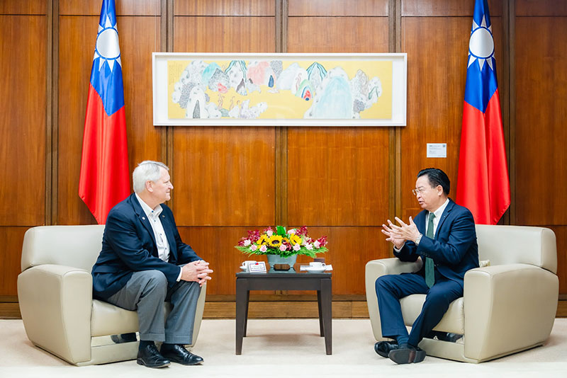 外交部長吳釗燮接見「世界醫師會」（WMA）暨「美國醫師會」（AMA）前會長大衛·巴比（David O. Barbe）乙行。