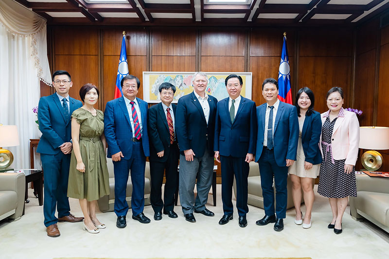 外交部長吳釗燮（右四）與「世界醫師會」暨「美國醫師會」前會長大衛·巴比（David O. Barbe）（中）、「中華民國醫師公會全國聯合會」（台灣醫師會）邱泰源榮譽理事長（左三）、台大醫院家庭醫師部程劭儀教授（左二）、「台灣家庭醫學會」青委會劉雅安委員（右二）、黃信彰理事長（左四）、世界家庭醫師組織（WONCA）亞太區域候任主席張必正醫師（現為台灣醫師會秘書長）（右三）及外交部非政府組織國際事務會王雪虹執行長合影（右一）。