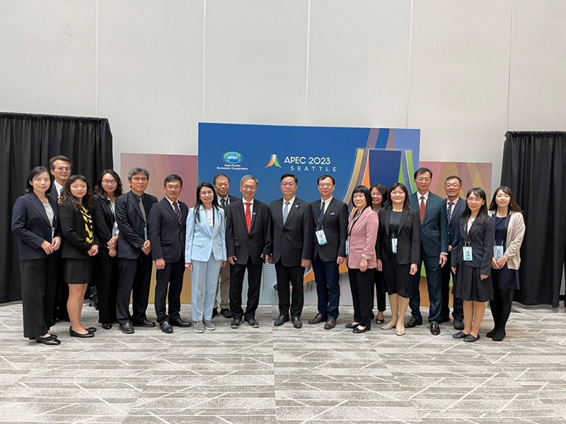 Hsueh Jui-yuan (center, red tie), minister of health and welfare, attends the 13th APEC High-Level Meeting on Health and the Economy with other officials Aug. 3-6 in Seattle. (Courtesy of Ministry of Health and Welfare)