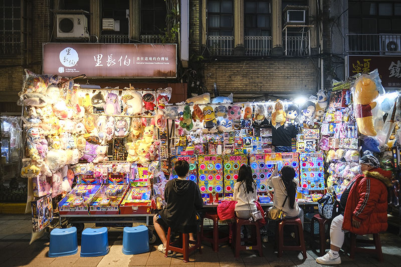Aneka makanan dan ragam permainan menarik dijajakan di pasar malam memiliki karakteristik yang membumi, ini adalah cara terbaik untuk menelusuri denyut nadi dari hiruk pikuk perkotaan.