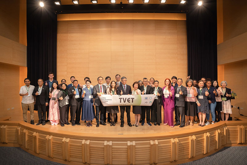 MOE Political Deputy Minister Lio Mon-chi (front, ninth left) and Thomas C.K. Yang (front, seventh left), vice president of National Taipei University of Technology, attend the 2023 APEC Industry-Academia Collaboration Workshop Aug. 31 in Taipei City. (Courtesy of Ministry of Education)