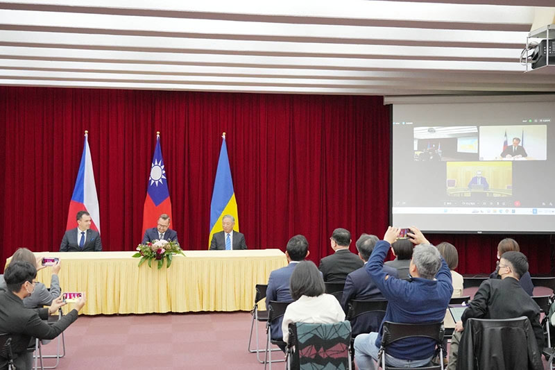 駐捷克大使柯良叡（螢幕右上角）透過視訊方式與捷克駐台代表史坦格（David Steinke，中坐者）簽署合作瞭解備忘錄。