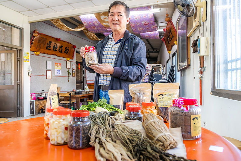 Chung Jen-chen adalah seorang peneliti dan promotor acar lobak Hakka.