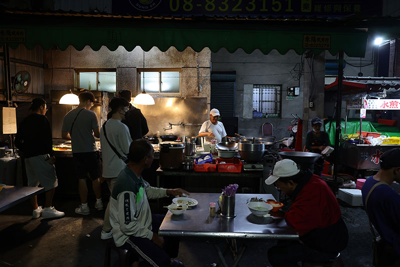 Pukul 5 dini hari di Pelabuhan Donggang, Pingtung, masyarakat menikmati masakan rumahan di kedai makanan sebelum memulai aktivitas.