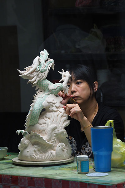 Kuil Fengtian telah mengalami beberapa kali renovasi, yang turut mendorong perkembangan industri tembikar koji, serta seni memotong dan menempel keramik di Xingang.