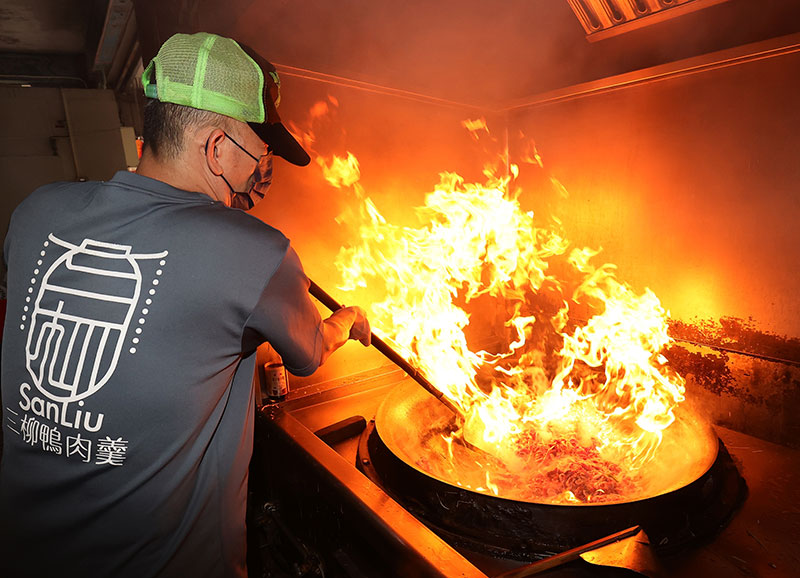 Oseng-oseng daging bebek bambu renyah, sup daging bebek favorit adalah hidangan beraroma lezat dengan sebutan keren aroma wok-heinya yang kuat.