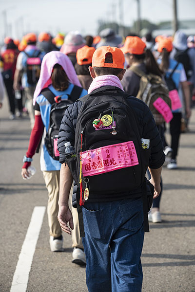 Jieyuanpin such as the keychain and badge attached to this man’s backpack are special features of the Baishatun Mazu Pilgrimage.