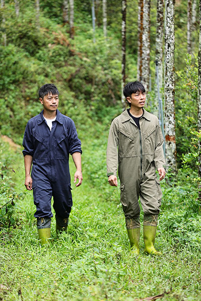 Gems of Taiwan founders Chen Sheng-ching (left) and Chen Chih-fu (right) hope that their production of high-quality camellia oil will enable people to better see the value of the land.