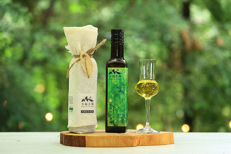 Gems of Taiwan present their camellia oil in cotton–flax bags decorated with pieces of betelnut leaf sheath, symbolizing the transformation of former betelnut orchards.