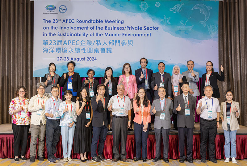 OAC Minister Kuan Bi-ling (back, fifth left) is joined by other guests in giving the thumbs-up at the 23rd APEC Roundtable Meeting on the Involvement of the Business/Private Sector in the Sustainability of the Marine Environment Aug. 27 in Taipei City. (Courtesy of OAC)