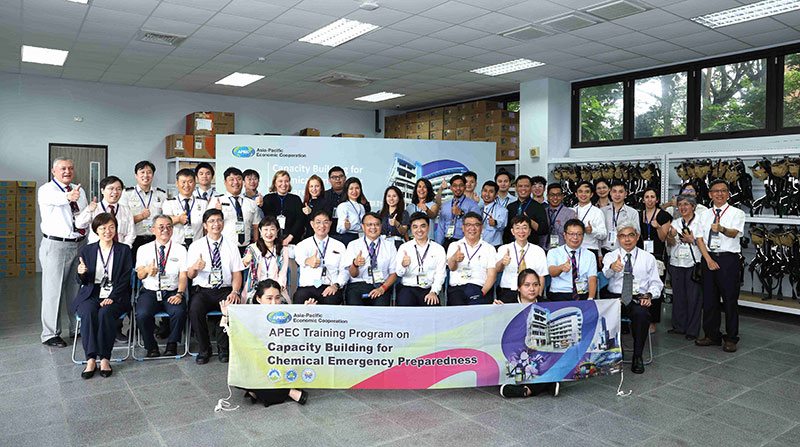 Participants give the thumbs-up during the APEC Training Program on Capacity Building for Chemical Emergency Preparedness, starting Sept. 23 in Kaohsiung City, southern Taiwan. (Courtesy of MOENV)