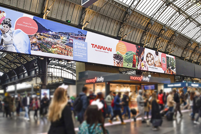 Anuncios digitales en la Estación del Este, en París, forman parte de la campaña Waves of Wonder (Olas de maravillas) de la Administración de Turismo. (Foto cortesía de la Administración de Turismo de Taiwán)