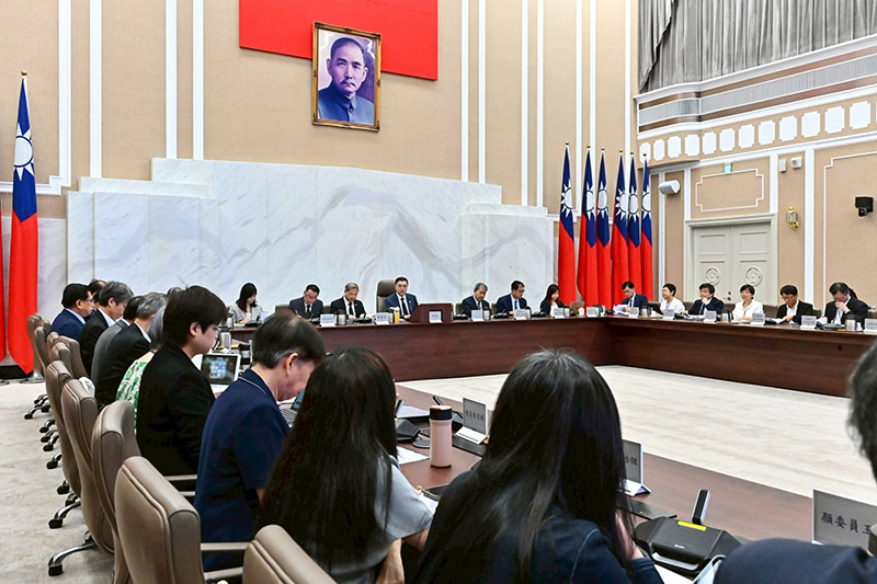 Premier Cho Jung-tai (center, looking outward) convenes the 32nd meeting of the Cabinet-level Gender Equality Committee at the Executive Yuan April 30 in Taipei City. (Courtesy of EY)