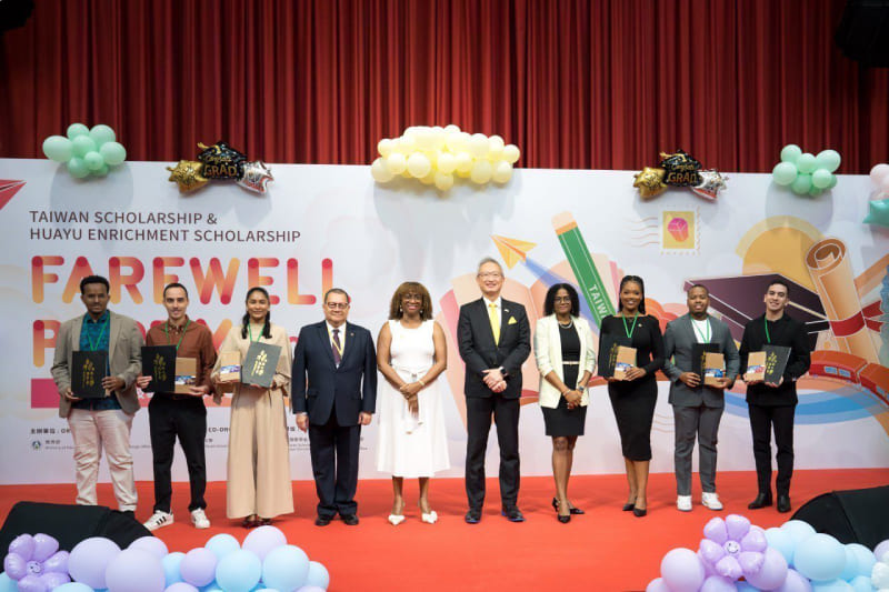 Deputy Foreign Minister François Chihchung Wu (fifth right), members of the diplomatic corps and honorees of the Taiwan Scholarship and Huayu Enrichment Scholarship programs take part in a farewell party May 9 in Taipei City. (MOFA)