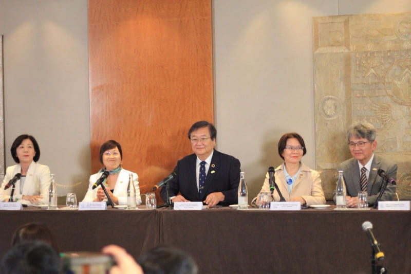 衛福部長邱泰源（中）、僑務委員會委員長徐佳青（左二）、立法院視導團的立法委員王育敏（左一）、立法委員王正旭（右一）及立法委員劉書彬（右二）在世界衛生大會（WHA）開議前在日內瓦舉辦「國際記者會」。