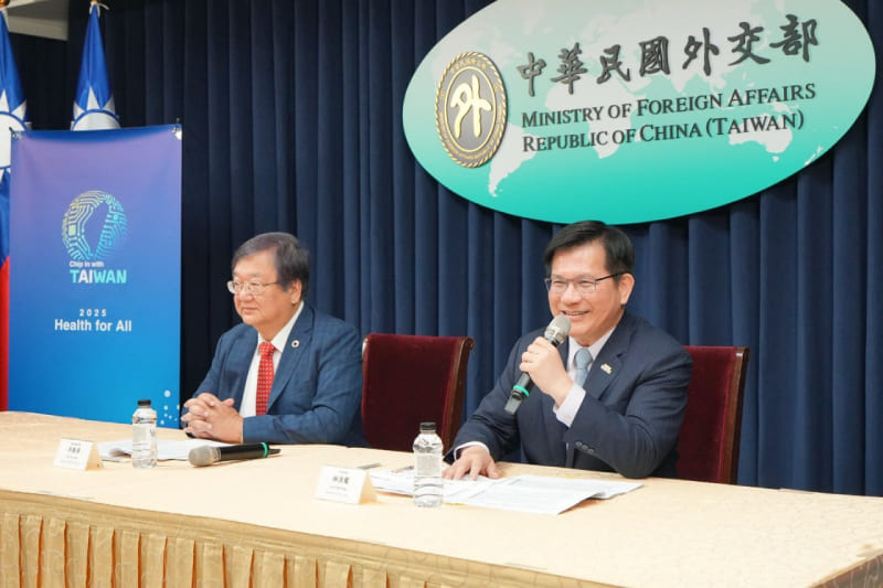 外交部長林佳龍（右）及衛福部長邱泰源（左）於世衛行動團出發前召開雙部長記者會，呼籲「世界衛生組織」（WHO）接納台灣參與。