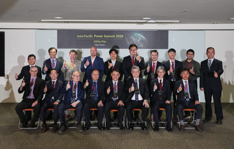 Invited guests of honor give the thumbs-up during the 2025 Asia-Pacific Power Summit that kicked off May 26 in Taipei City. (Courtesy of Taiwan Power Co.)