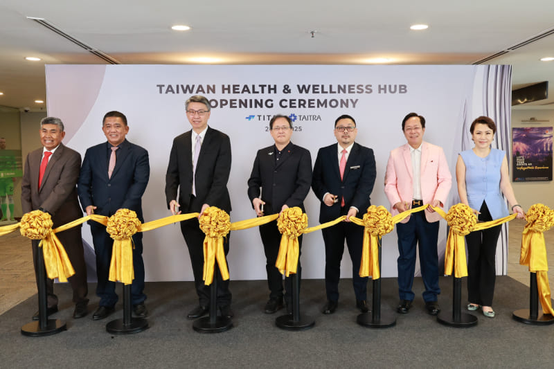 TAITRA President Simon Wang (center) attends the launch of the Taiwan Health & Wellness Hub June 24 in Kuala Lumpur, Malaysia. (Courtesy of TAITRA)
