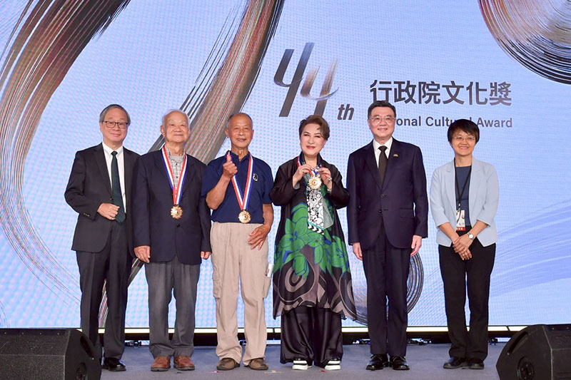 Premier Cho Jung-Tai (second right) and National Cultural Award winners Wu Sheng (second left), Fu Ming-kuang (third left) and Yang Li-hua (third right) are all smiles at the award ceremony July 10 in Taipei City. (Courtesy of Executive Yuan)