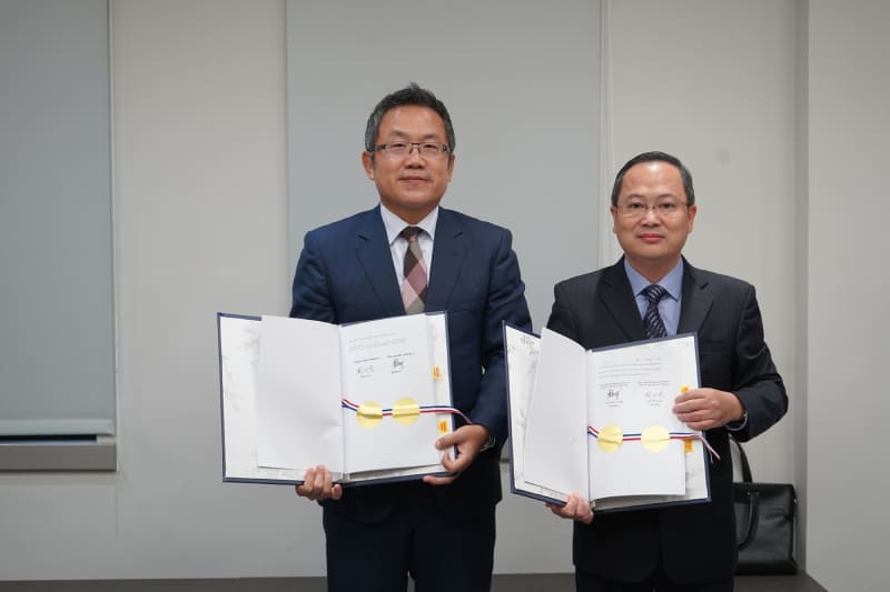 駐越南台北經濟文化辦事處劉世忠大使(左)及駐台北越南經濟文化辦事處潘喬鍾代表(右)簽署新版教育合作協定(圖片來源:教育部)