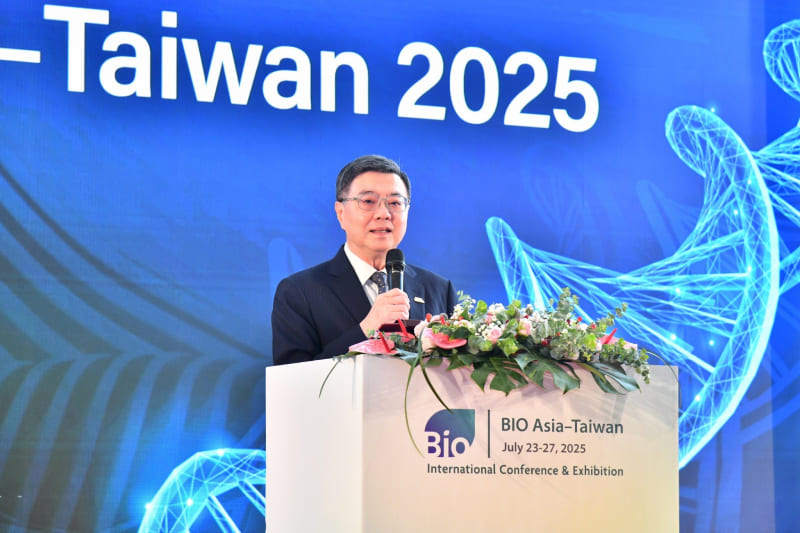 Premier Cho Jung-tai reiterates the government’s commitment to fostering biotechnology and health-related industries during the opening ceremony of Bio Asia-Taiwan July 24 in Taipei City. (Courtesy of Executive Yuan)
