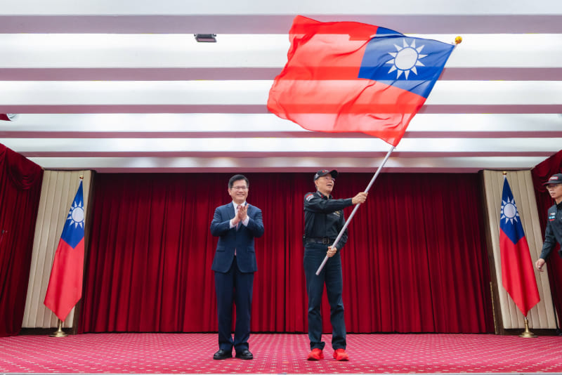 外交部長林佳龍授旗予中華安駕學會理事長陳和皇。
