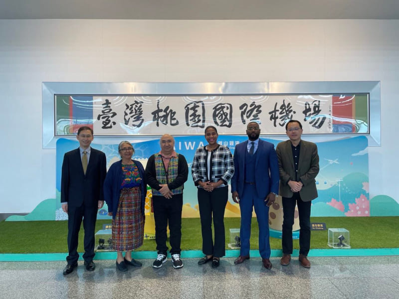 友邦駐日內瓦聯合國常任代表訪台團乙行抵台，外交部國際組織司司長孫儉元（左一）代表接機。訪團成員包括瓜地馬拉常代José Francisco Calí Tzay大使（左三）、瓜地馬拉常代夫人 Balan Argueta de Calí（左二）、海地常代Ann-Kathryne Lassègue大使（右三）、海地常代夫婿Georges Philippe Jean（右二）及陪同訪團的駐日內瓦辦事處處長李冠德（右一）。